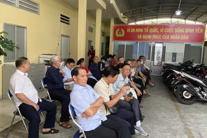 Đảng viên đến sớm ngồi chờ đến lượt để cấp đổi thẻ đảng. Ảnh: HT IMG_2447.jpeg