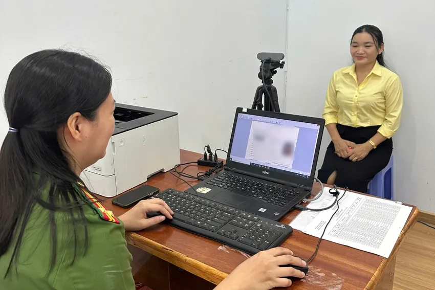 Việc cấp đổi thẻ đảng viên lần này giúp đồng bộ thông tin và hiện đại hóa công tác quản lý... IMG_2448.jpeg