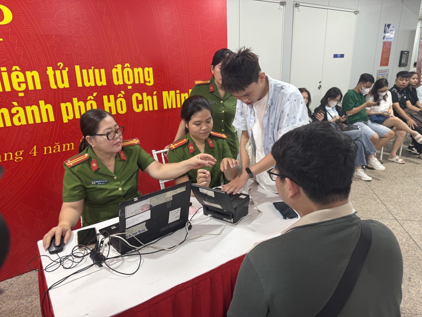 Người dân làm thủ tục cấp, đổi thẻ căn cước. Ảnh: HUỲNH THƠ IMG_6780.jpeg