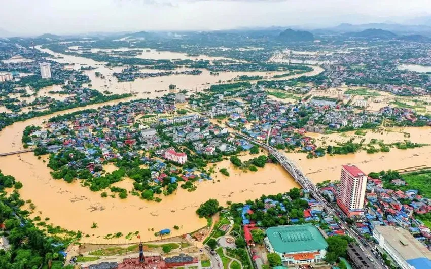 Bị lũ cuốn trôi.jpg