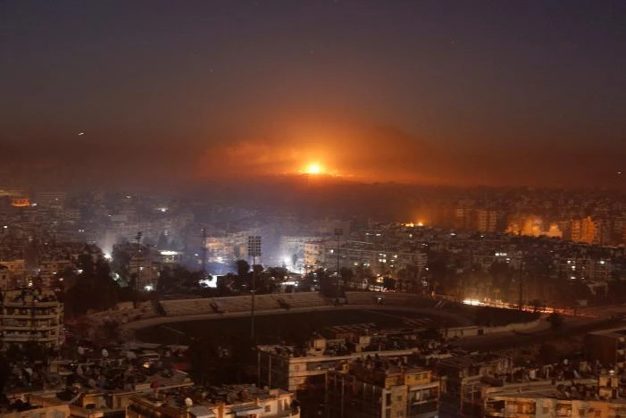 Không kích tại khu vực phe nổi dậy kiểm soát ở Aleppo ngày 11-12. Ảnh: REUTERS