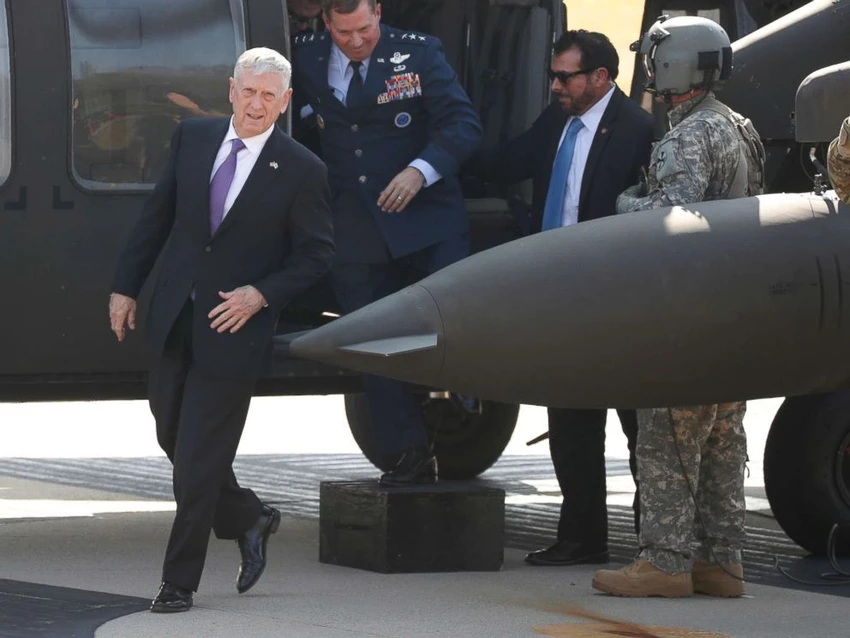 Bộ trưởng Quốc phòng Mỹ James Mattis (trái) đến khu phi quân sự liên Triều tại làng Bàn Môn Điếm ở tỉnh Paju (Hàn Quốc) ngày 27-10. Ảnh: AFP