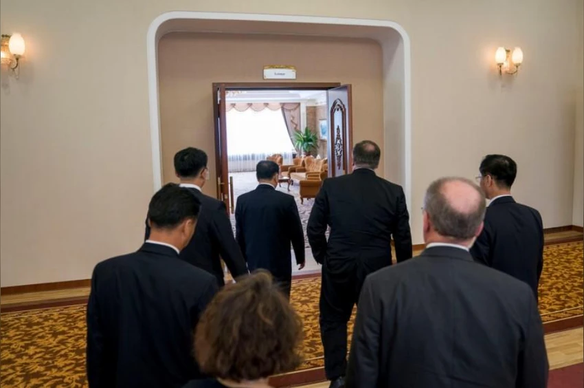Hai ông Mike Pompeo (phải, giữa) và Kim Yong-chol (trái, giữa) cùng nhau vào phòng hội đàm tại Bình Nhưỡng ngày 6-7. Ảnh: REUTERS