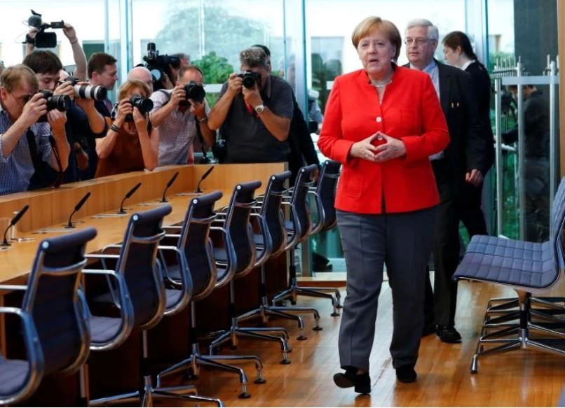 Thủ tướng Đức Angela Merkel đến địa điểm họp báo mùa hè thường niên ngày 20-7. Ảnh: REUTERS