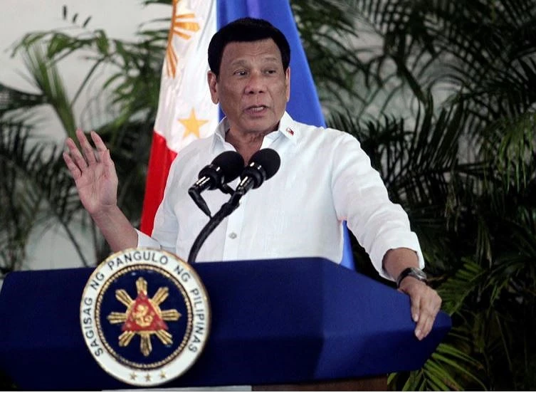 Tổng thống Philippines Duterte phát biểu tại sân bay quốc tế Davao ở TP Davao sau khi trở về từ Israel ngày 8-9. Ảnh: REUTERS