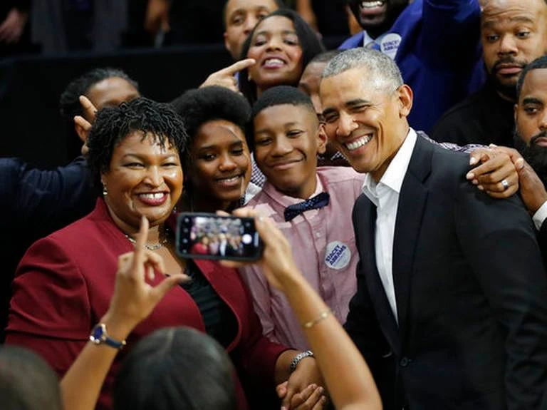 Cựu Tổng thống Mỹ Barack Obama đang rất tích cực vận động cho các ứng viên Dân chủ. Trong ảnh là lần vận động của ông ở TP Miami, bang Florida (Mỹ) ngày 2-11. Ảnh: REUTERS