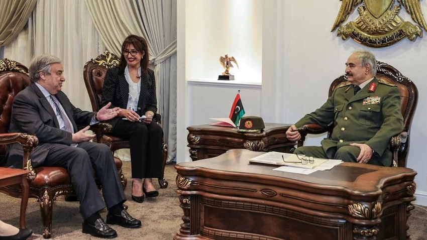 Tướng Haftar (phải) trong cuộc gặp với Tổng Thư ký Liên Hiệp Quốc Antonio Guterres tại Benghazi (Libya) ngày 5-4. Ảnh: AFP