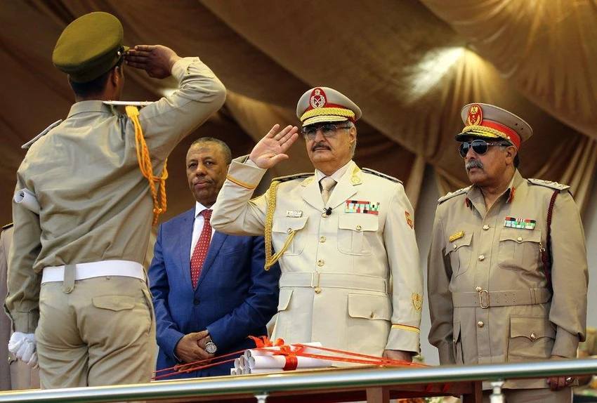 Tướng Khalifa Haftar chào cấp dưới tại một cuộc diễu binh ở Benghazi năm ngoái. Ảnh: AFP