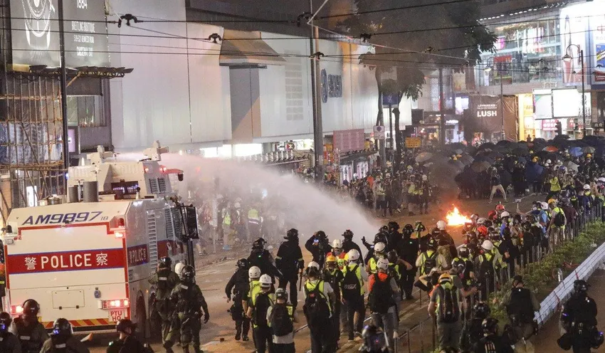 Một xe vòi rồng được triển khai đối phó biểu tình Hong Kong ngày 31-8. Ảnh: SCMP