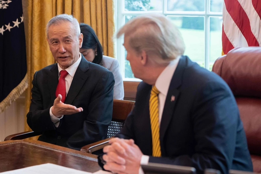 Phó Thủ tướng Trung Quốc Lưu Hạc (trái) trong một cuộc gặp với Tổng thống Mỹ Donald Trump (phải) tại Nhà Trắng (Mỹ). Ảnh: AFP
