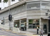 Mỹ, Canada đe hậu quả vụ Hong Kong cách chức 4 nghị sĩ đối lập ảnh 2 4 nhà hoạt động Hong Kong xin vào lãnh sự quán Mỹ 'tị nạn'