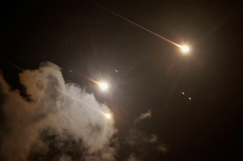 Tên lửa Iran trên bầu trời Tel Aviv (Israel), ngày 1-10. Ảnh: REUTERS Iran nã tên lửa Israel-Reuters2.PNG