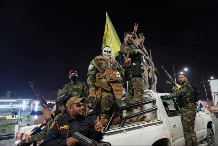 Các chiến binh nhóm Shi'ite do Iran hậu thuẫn ăn mừng trên phố sau khi Iran nã tên lửa vào Israel, tại Basra (Iraq), ngày 1-10. Ảnh: REUTERS Iran nã tên lửa Israel-Reuters4.PNG