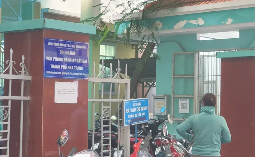 Văn phòng Đăng ký đất đai chi nhánh Nha Trang cho rằng UBND TP Nha Trang có nhiều văn bản đề nghị tạm dừng đăng ký biến động đất. Ảnh: H.H đăng ký biến động đất đai