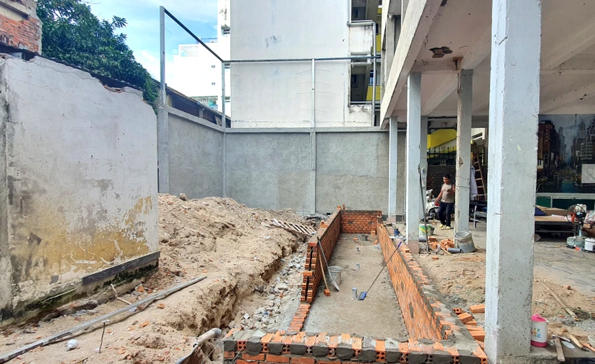Chính quyền đã lập biên bản việc xây dựng tường rào không phép. Ảnh: H.H ubnd tp nha trang 1.jpg