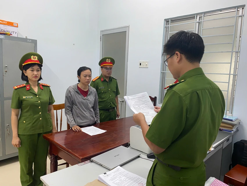 Công an công bố lệnh bắt giữ nữ kế toán Nguyễn Thị Thu. Ảnh: C.A nữ kế toán.jpg