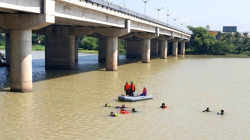 thi thể hai thiếu nữ buộc tay nhau