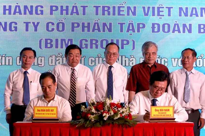 Ngân hàng Phát triển Việt Nam ký kết ghi nhớ cấp vốn tín dụng với doanh nghiệp. Ảnh: T.T tổ chức tín dụng 2.jpg