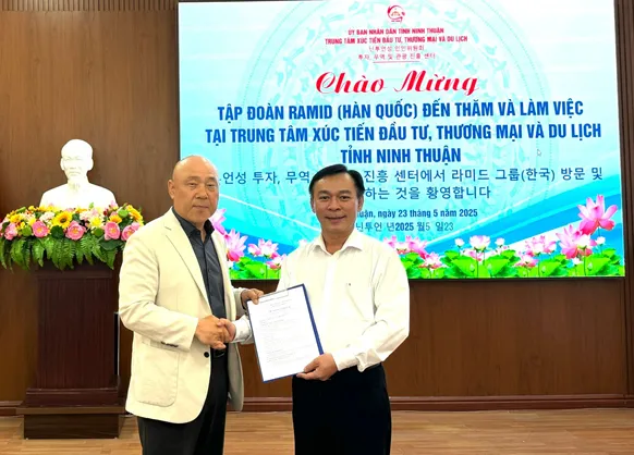 Ông Trương Văn Tiến, Giám đốc Trung tâm (phải) làm việc với Tập đoàn Ramid (Hàn Quốc). Ảnh: VI TRÂN tỉnh ninh thuận.jpg