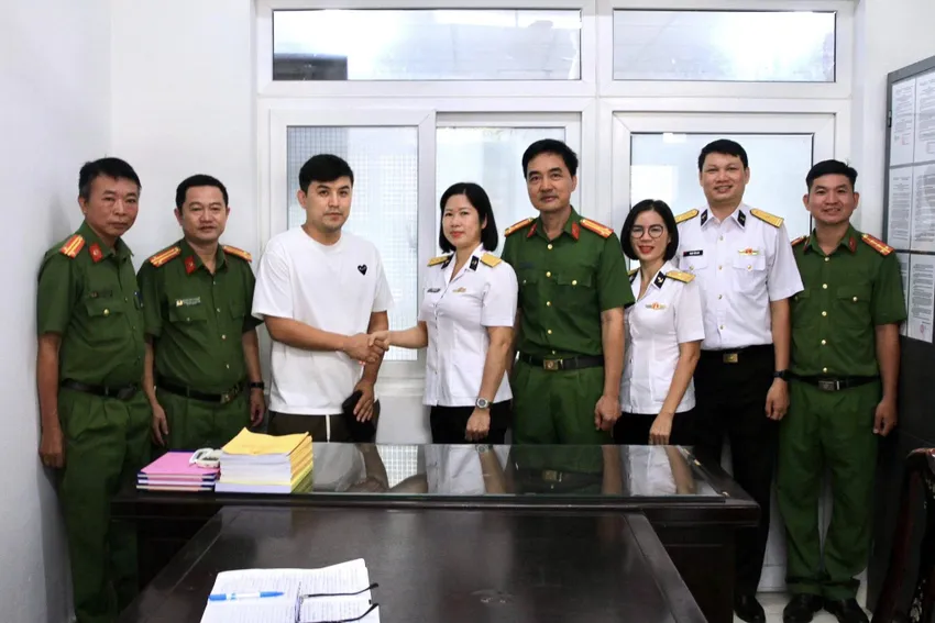 nam du khách nước ngoài.jpg