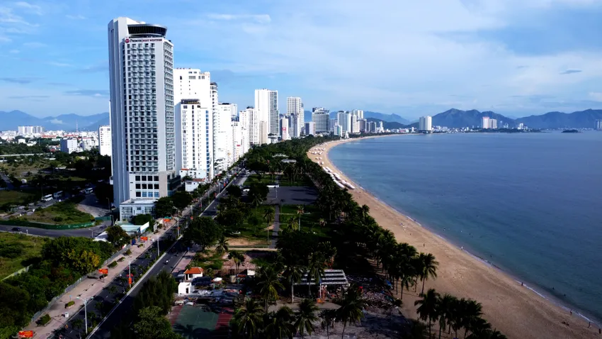 Các khu đất vàng ven biển Nha Trang sẽ được đấu thầu, đấu giá. Ảnh: H.H đấu giá 'đất vàng'.jpg
