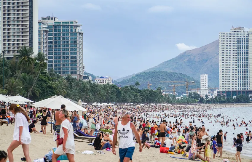 Bãi biển Nha Trang ken kín du khách, người dân địa phương trong những ngày nắng nóng. Ảnh: X.H dth06226-7699-9642.jpg.jpg