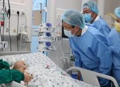 2 thiên thần Trúc Nhi, Diệu Nhi đã tự ngồi dậy, biết chơi ú òa ảnh 3 Song Nhi uống được sữa, lanh lợi và hoạt bát