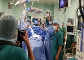 Trúc Nhi và Diệu Nhi được tháo hoàn toàn khung bột nẹp ảnh 2 Nhìn lại hành trình tách rời cặp song sinh Trúc Nhi - Diệu Nhi