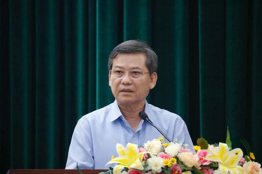 Ông Lê Minh Trí, Chánh án TAND Tối cao trả lời ý kiến cử tri. Ảnh: HỒNG THẮM Lê Minh Trí (2).jpg