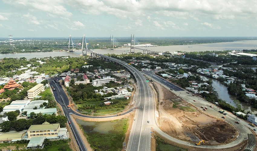 Cầu Mỹ Thuận 2 (bên trái) cách cầu Mỹ Thuận hiện hữu 350 m, quy mô sáu làn xe, vận tốc thiết kế 80 km/giờ. Ảnh: CHÂU ANH Cầu Mỹ Thuận 2 (bên trái) cách cầu Mỹ Thuận hiện hữu 350 m, quy mô sáu làn xe, vận tốc thiết kế 80 km/giờ. Ảnh: CHÂU ANH