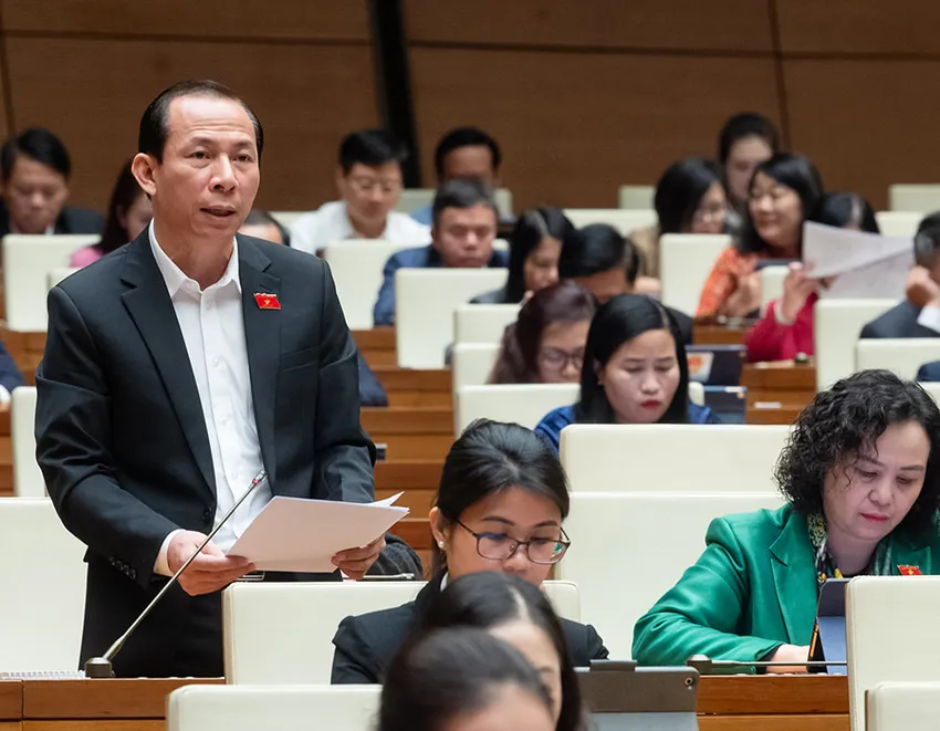Đại biểu Võ Mạnh Sơn (đoàn Thanh Hóa) tại phiên thảo luận chiều 15-1. Ảnh: PHẠM THẮNG p3-vo-manh-son.jpg
