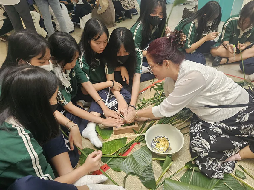 Nên hay không giao bài tập trong ngày Tết cho học sinh? Trong ảnh: Học sinh Trường THCS Nguyễn Du (quận 1, TP.HCM) trải nghiệm gói bánh chưng dịp Tết. Ảnh: KIM BẢO Nên hay không giao bài tập trong ngày Tết cho học sinh?