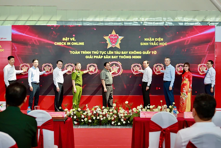 Thủ tướng Phạm Minh Chính (giữa), Bí thư Thành ủy TP.HCM Nguyễn Văn Nên (thứ tư từ phải sang) trong một nghi thức để khánh thành nhà ga T3, sân bay Tân Sơn Nhất hôm 19-4. Ảnh: NGUYỆT NHI hinh 2.jpg