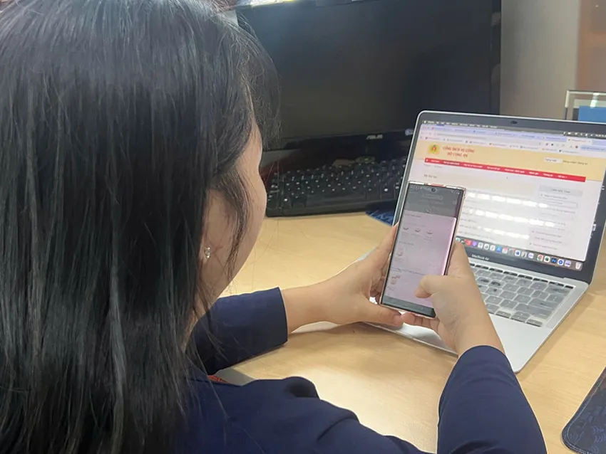Việc thí điểm sang tên xe online nhằm cắt giảm, đơn giản hóa thủ tục thu hồi giấy chứng nhận đăng ký xe, biển số xe và thủ tục đăng ký sang tên xe trên địa bàn TP. Ảnh: THY NHUNG p8-thynhung-sangtenxe-h2-thylan.docx.jpg