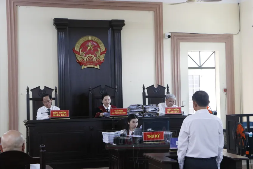 Phiên tòa hôm nay chỉ 1 bị cáo có mặt. Ảnh: LA đậu phộng tân tân (2).JPG