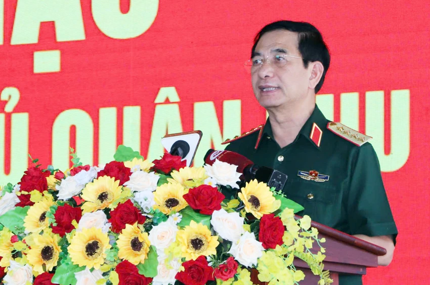 Đại tướng Phan Văn Giang, Ủy viên Bộ Chính trị, Phó Bí thư Quân ủy Trung ương, Bộ trưởng Bộ Quốc phòng phát biểu chỉ đạo tại lễ khai mạc diễn tập tác chiến phòng thủ Quân khu 7. Quân khu 7 (3).jpg