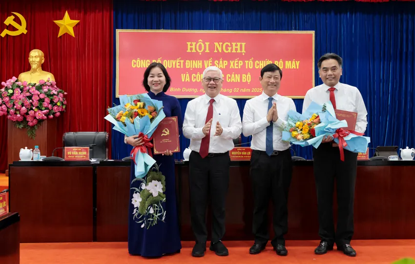 Ông Nguyễn Lộc Hà (bìa phải) và bà Trương Thị Bích Hạnh (bìa trái) nhận quyết định của Ban Thường vụ Tỉnh ủy Bình Dương. Ảnh: PC cán bộ lãnh đạo (2).jpg