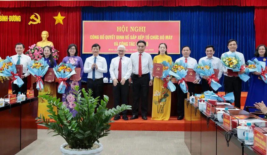 Lãnh đạo tỉnh Bình Dương trao Quyết định cho những cán bộ lãnh đạo được điều động, bổ nhiệm. Ảnh: PC cán bộ lãnh đạo (3).jpg