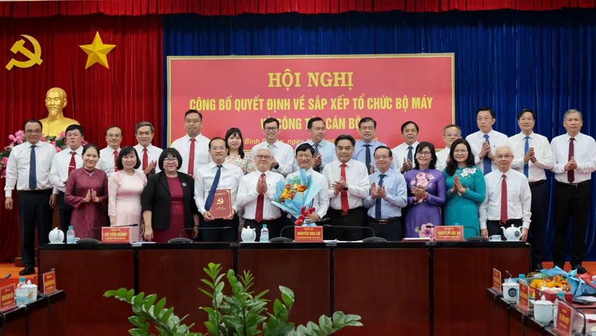 Trao Quyết định thành lập Đảng bộ UBND tỉnh trực thuộc Tỉnh ủy. Ảnh: PC cán bộ lãnh đạo (5).jpg