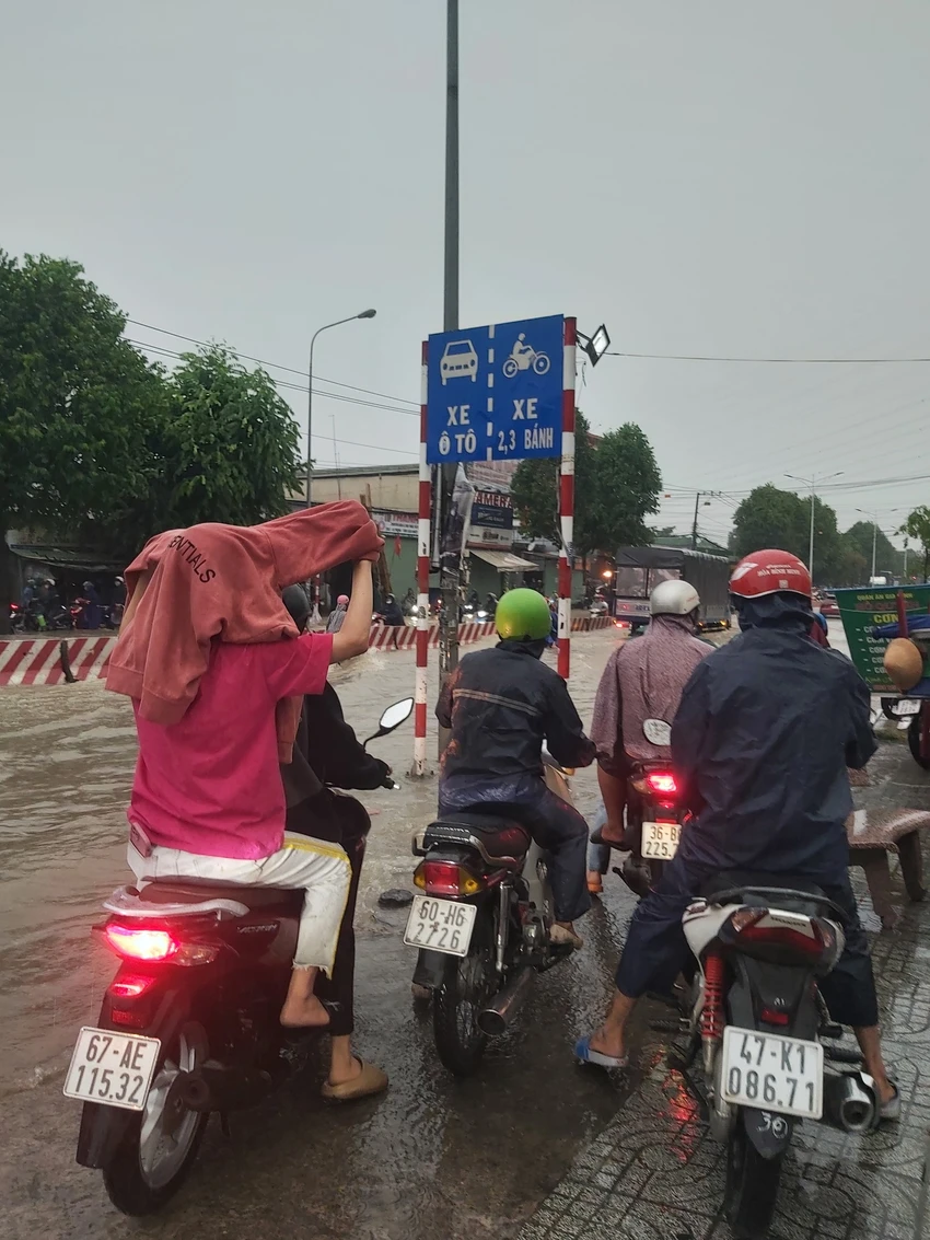 Mưa lớn, nhiều đoạn đường bị ngập khiến tình trạng ùn ứ trên nhiều tuyến đường. Ảnh: Người dân cung cấp cơn mưa lớn (11).jpg