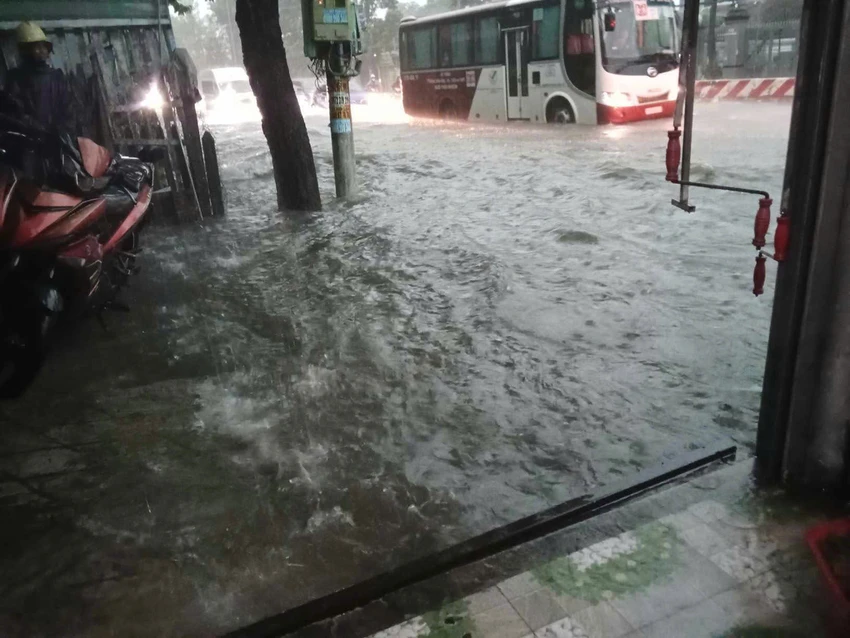 Cơn mưa lớn khiến nước dâng nhanh và đang tràn vào nhà dân. Ảnh: Người dân cung cấp cơn mưa lớn (3).jpg