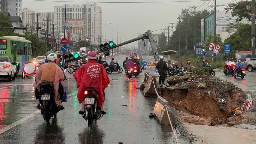 Một cột đèn tín hiệu giao thông trên tuyến Quốc lộ 13 bị đổ. Ảnh: Người dân cung cấp cơn mưa lớn (5).jpg