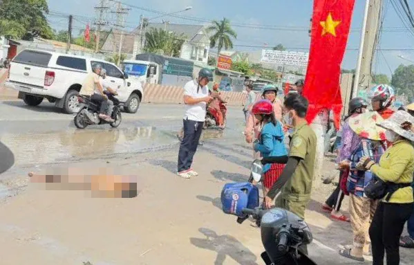 Sau khi bò trên đường dây điện được vài mét, người phụ nữ đã bị rơi xuống đất. đu dây diện (1)..jpg