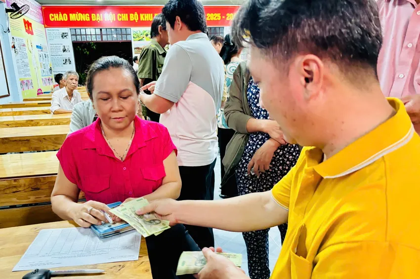 Người dân TP.HCM, Nghệ An hồ hởi đến nhận quà ngày Quốc khánh trong đêm