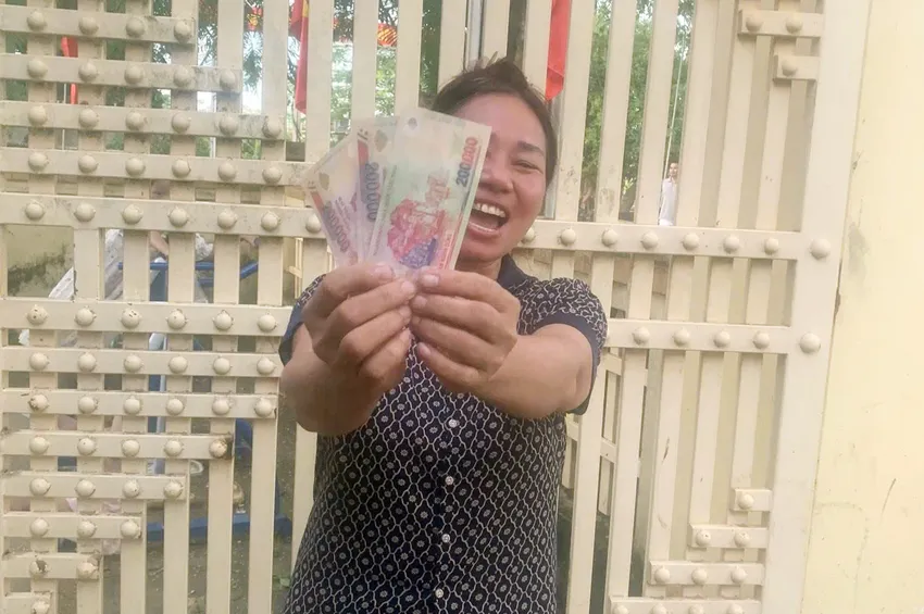 Người dân tại xã Vân Tụ vui mừng khi được nhận quà. Ảnh: Hiền Nhi z6964829539284_c55b835e17674a1cd5097b36a5b48918.jpg