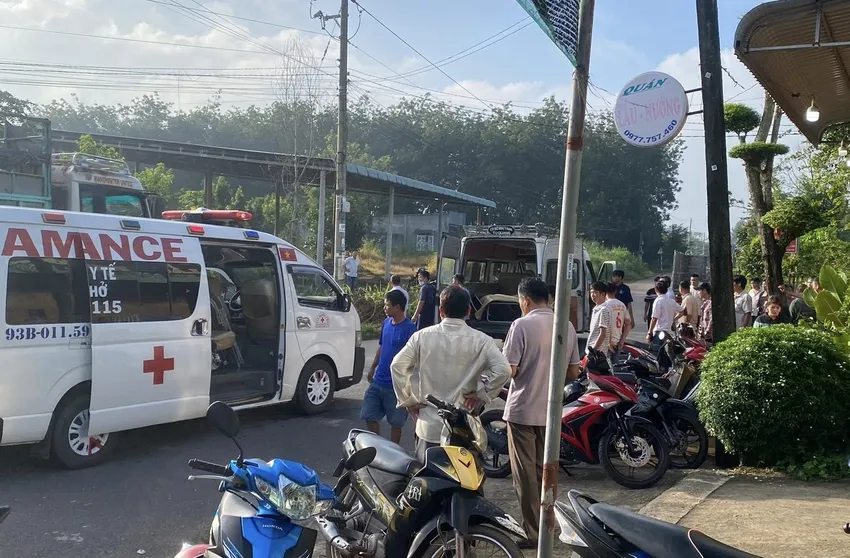 Sáng nay (21-9), thi thể ba mẹ con chị V đã được đưa về gia đình để tổ chức mai táng. Ảnh: Người dân cung cấp ba mẹ con (1).jpg