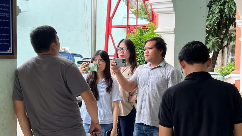 Ông T trao đổi với phóng viên về vụ xây nhà trên đất hàng xóm. Ảnh: LÊ ÁNH xây nhầm nhà (8).jpg