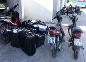An Giang: Bắt lô hàng lậu nửa tỉ lúc nửa đêm ảnh 3 Nhóm buôn lậu tông thẳng xe công an để bỏ trốn
