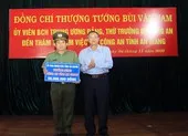 Vụ bà trùm buôn lậu Mười Tường: Công an khởi tố 4 chủ tiệm vàng ảnh 3 Thưởng nóng lực lượng bắt nhóm mang 51kg vàng qua biên giới