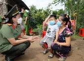 Công an TP Cần Thơ tổ chức tiêm vaccine cho các chức sắc, chức việc tôn giáo ảnh 3 Công an Cần Thơ đỡ đầu cho trẻ em mồ côi do dịch COVID-19